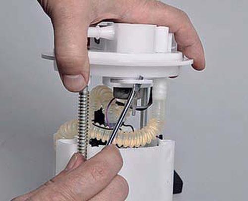Снятие и разборка топливного модуля Шевроле Нива 