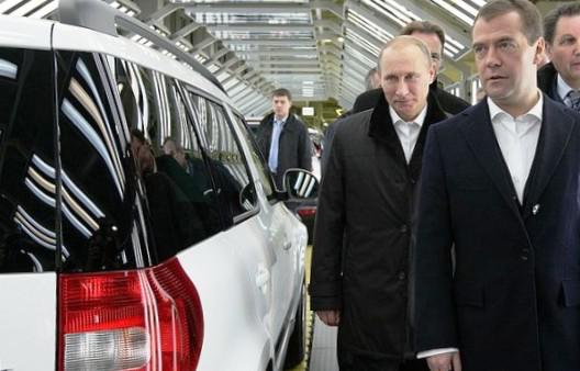 Медведев и Путин рассматривают новый Skoda Yeti