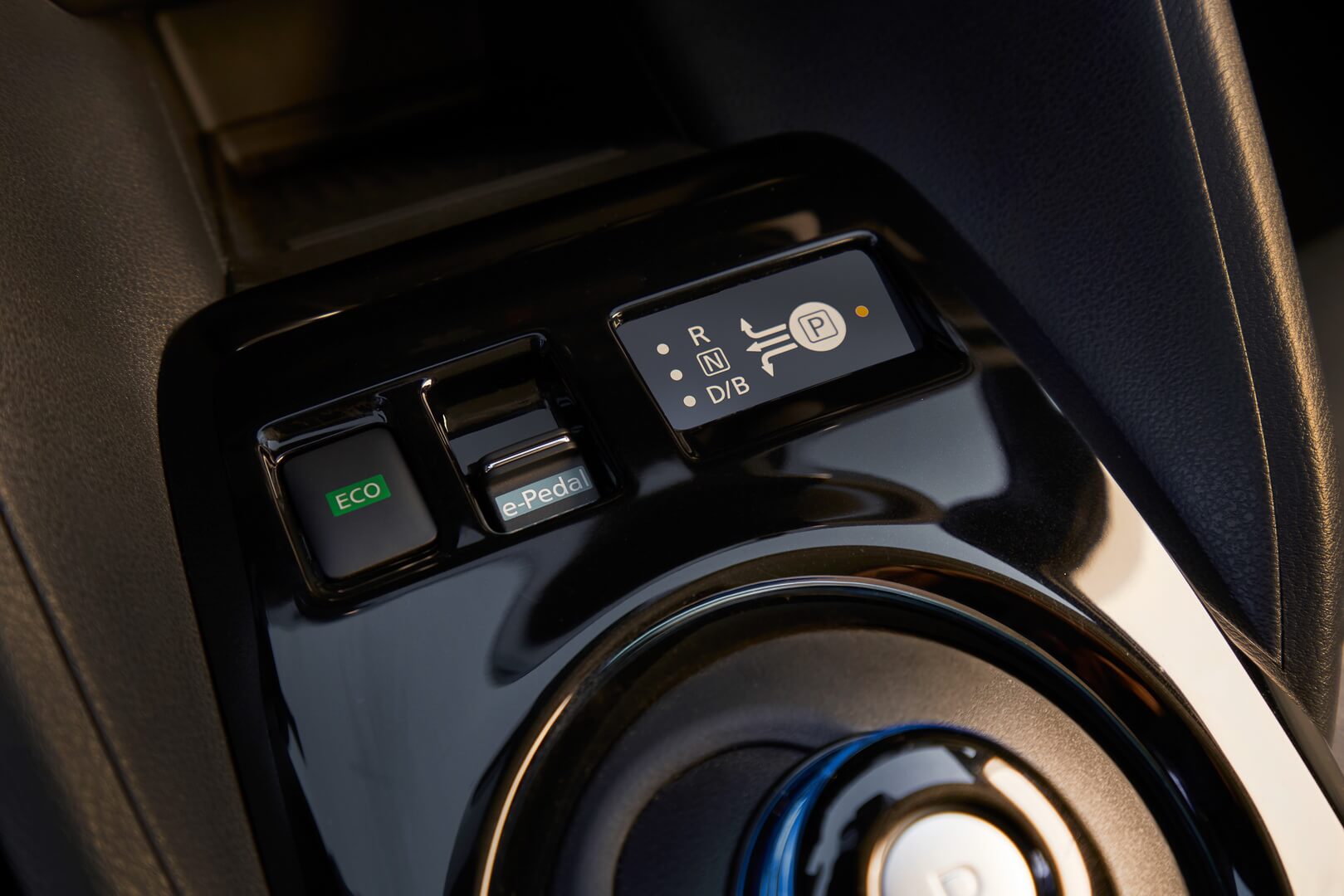 Коробка передач и кнопки управления Nissan Intelligent Driving