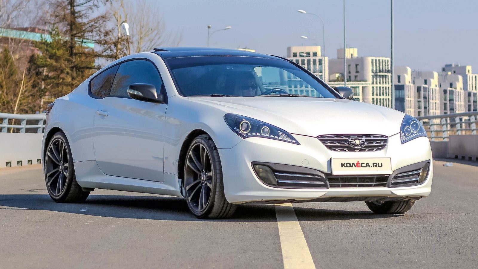 Hyundai Genesis Coupe белый вид три четверти