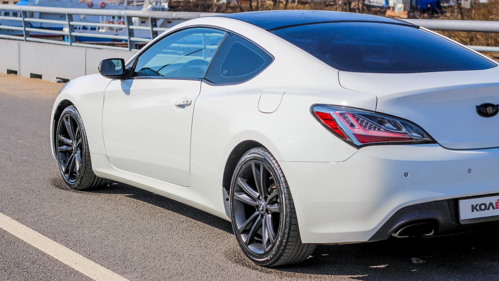 Hyundai Genesis Coupe белый левая сторона