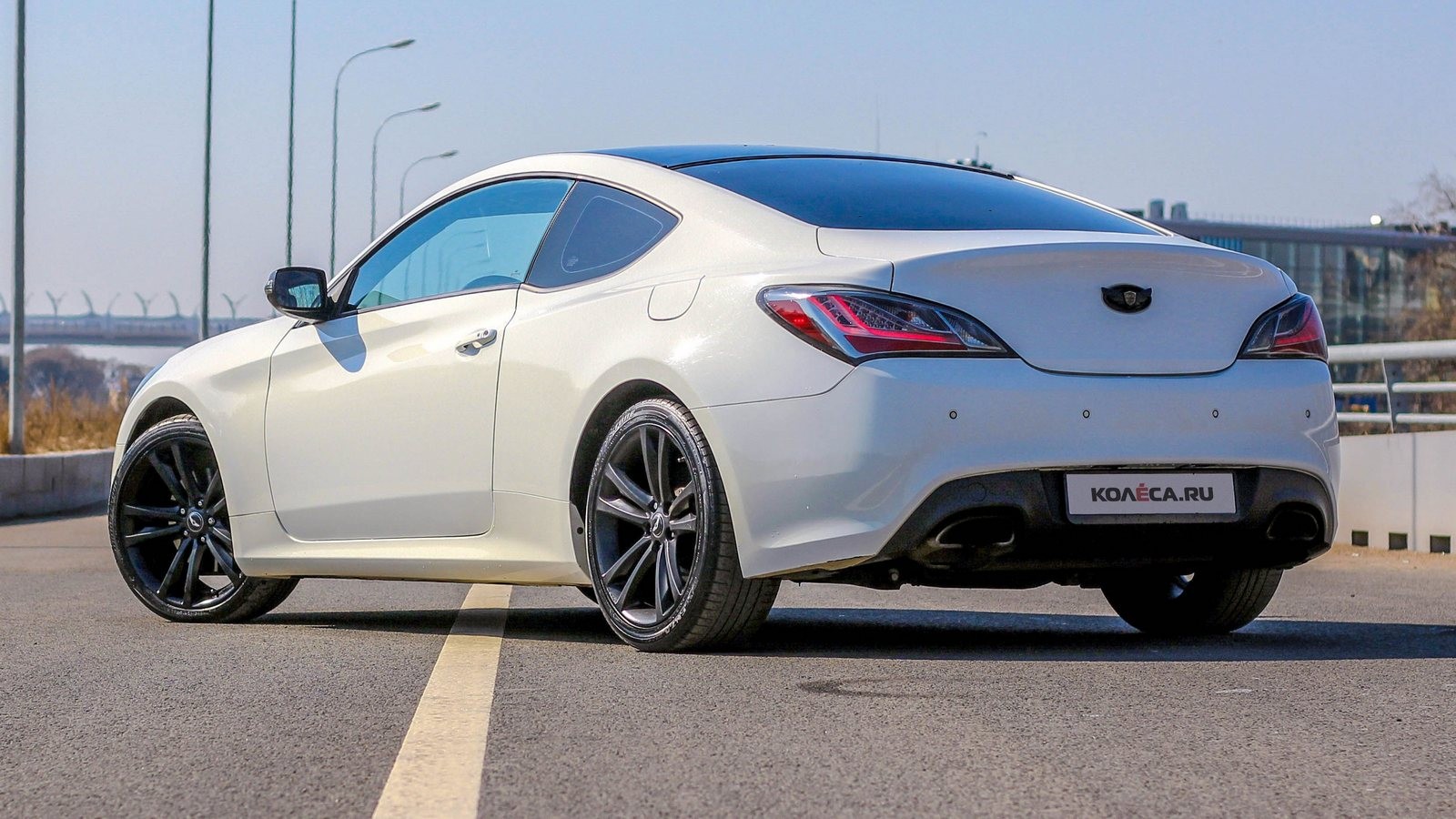 Hyundai Genesis Coupe белый вид сзади