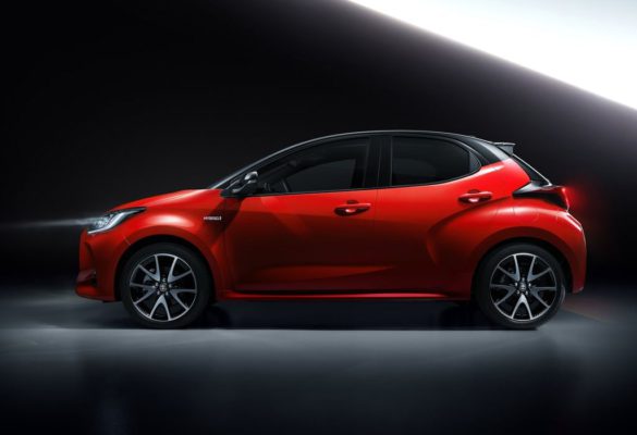 фото Toyota Yaris 2020-2021 вид сбоку