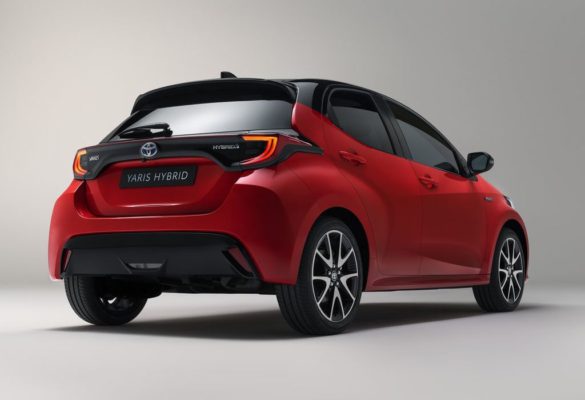 фото Toyota Yaris 2020-2021 вид сзади