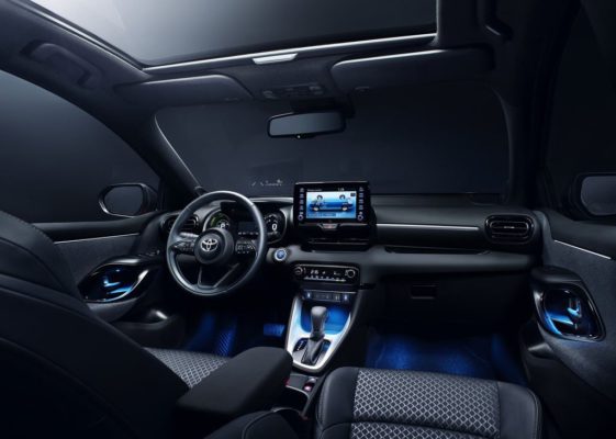 фото интерьер Toyota Yaris 2020-2021