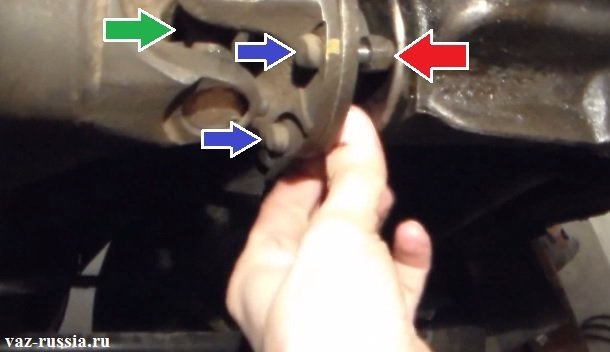 Выворачивание гаечным ключом гаек крепления болтов, которые те в свою очередь скрепляют между собой два фланца, а именно фланец редуктора и фланец карданного вала